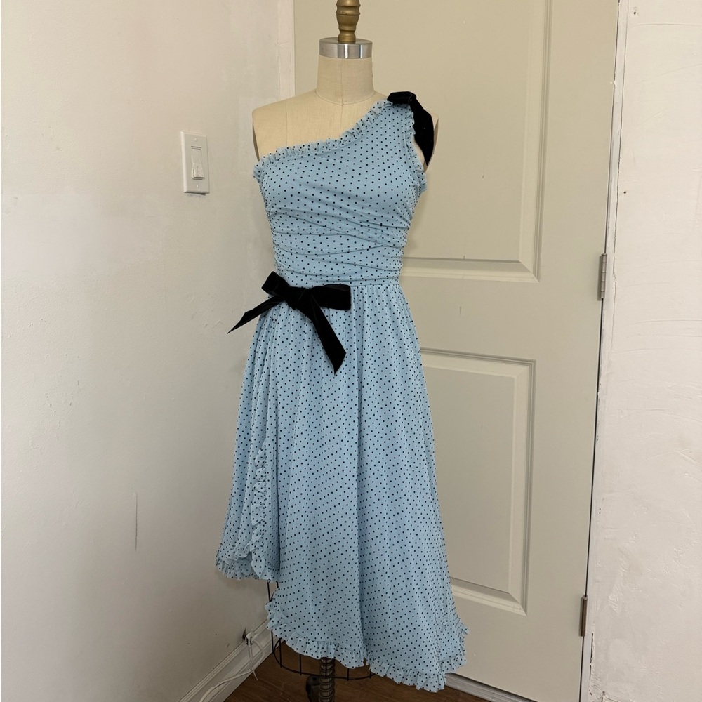 Kimchi Blue Elegant Blue Polka Dot One-Shoulder Dress